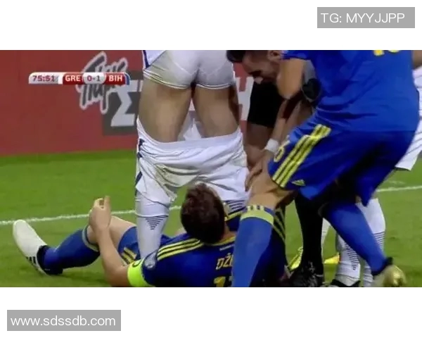 红牌罚下瞬间球员怒火中烧 镜头定格愤怒表情让人心惊